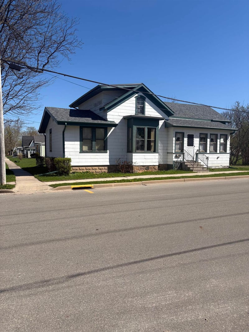 233 Larrabee St, Omro, WI 54963
