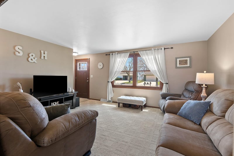 2589 Van Beek Rd, Green Bay, WI 54311-5512