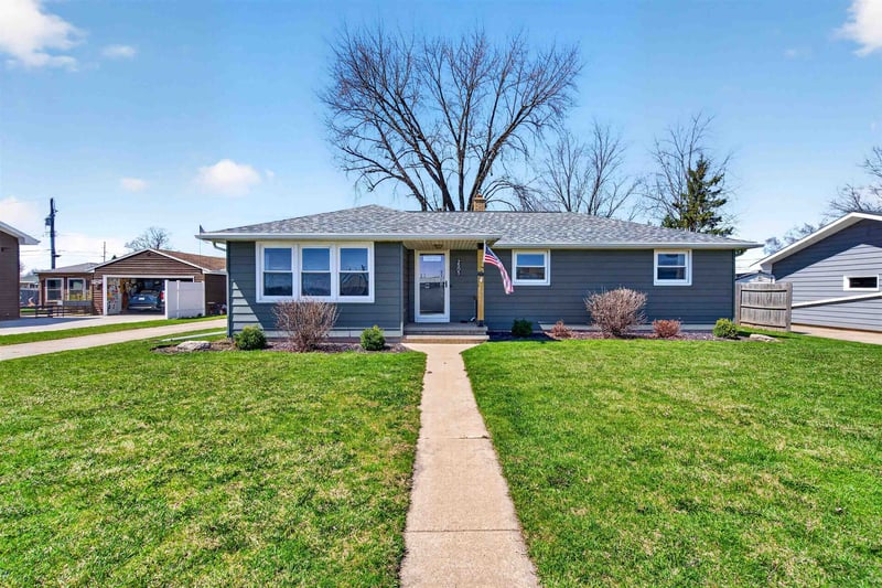 2505 Laverne Ln, Kaukauna, WI 54130-3430
