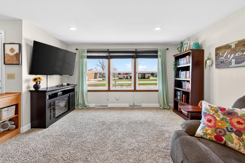 2505 Laverne Ln, Kaukauna, WI 54130-3430