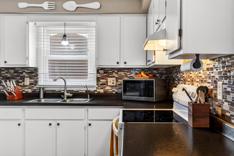 2505 Laverne Ln, Kaukauna, WI 54130-3430