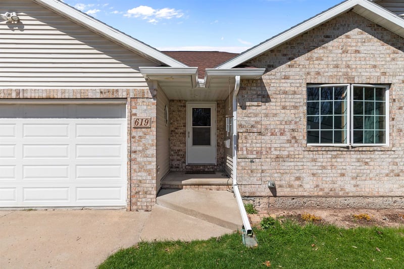 619 Knight Ave, Neenah, WI 54956