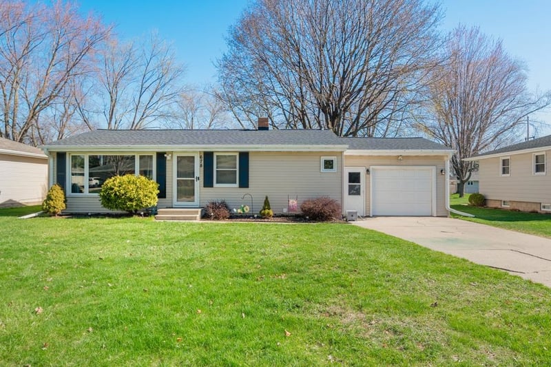 678 Lida Ln, Green Bay, WI 54301