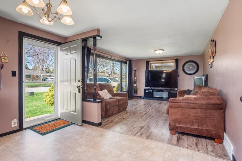 678 Lida Ln, Green Bay, WI 54301