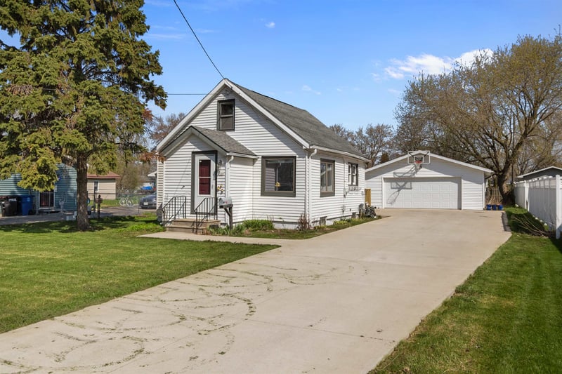 120 Allen Ave, Oshkosh, WI 54901-1952