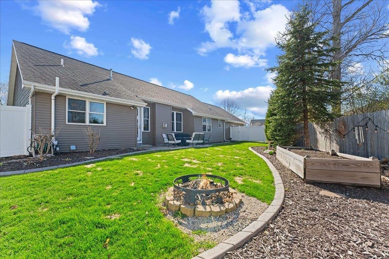 2101 Tenmile Dr, De Pere, WI 54115