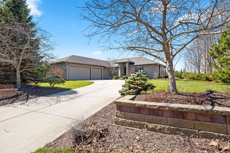 2405 Crown Pointe Blvd, Suamico, WI 54173