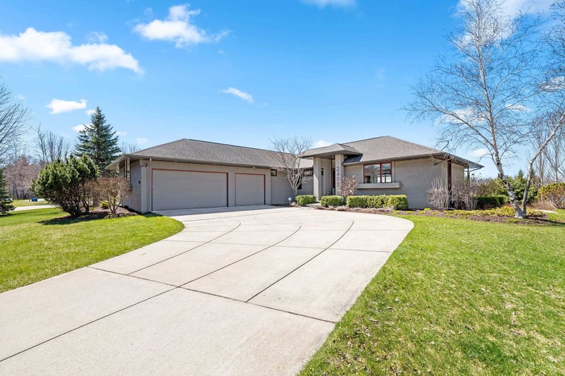 2405 Crown Pointe Blvd, Suamico, WI 54173