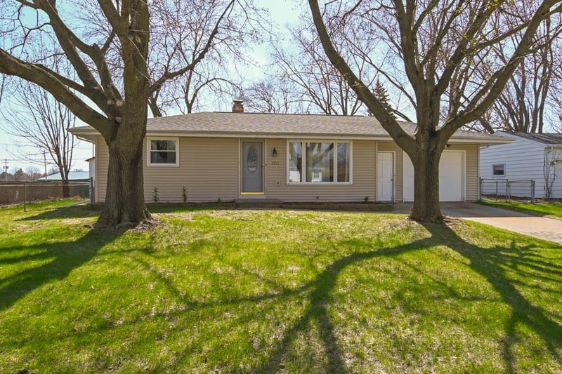 1593 Bond Ct, Green Bay, WI 54303