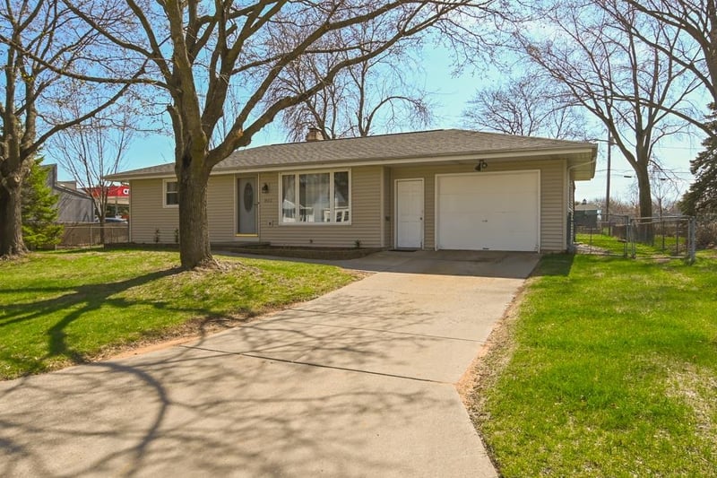 1593 Bond Ct, Green Bay, WI 54303