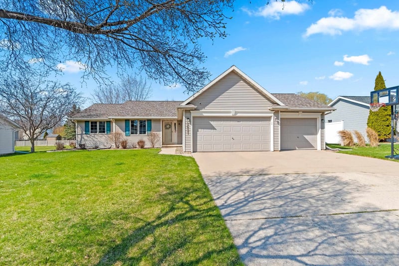2621 Greenbrier Rd, Green Bay, WI 54311