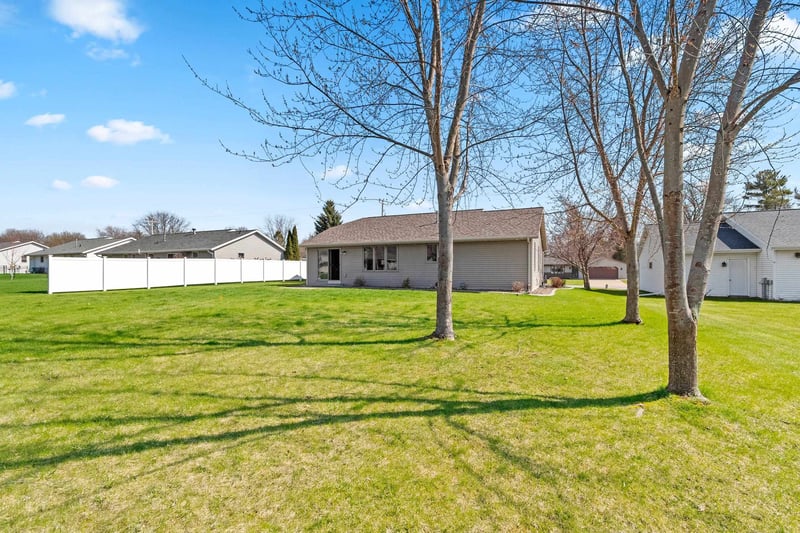 2621 Greenbrier Rd, Green Bay, WI 54311