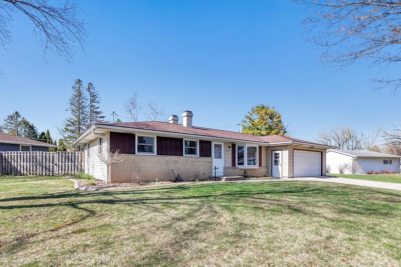 916 Chantel St, Green Bay, WI 54304