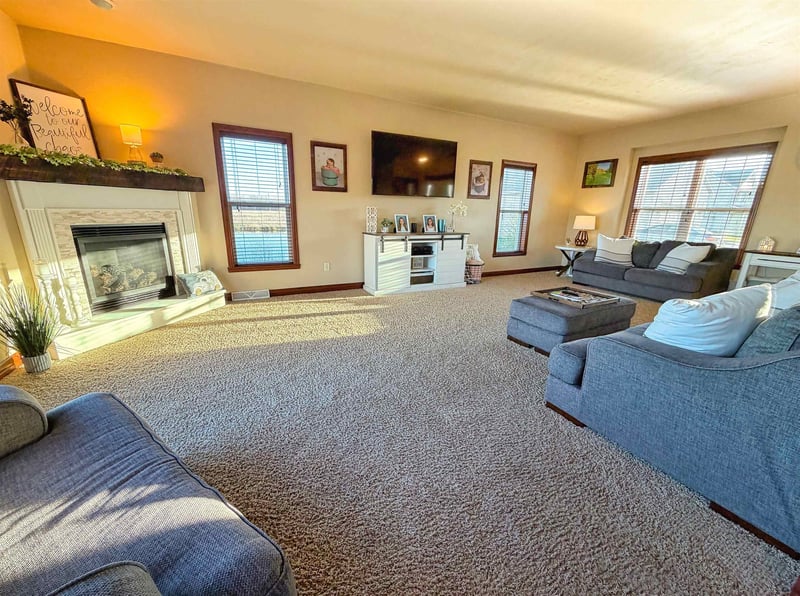 1213 Nature Trail Dr, Neenah, WI 54956-1676