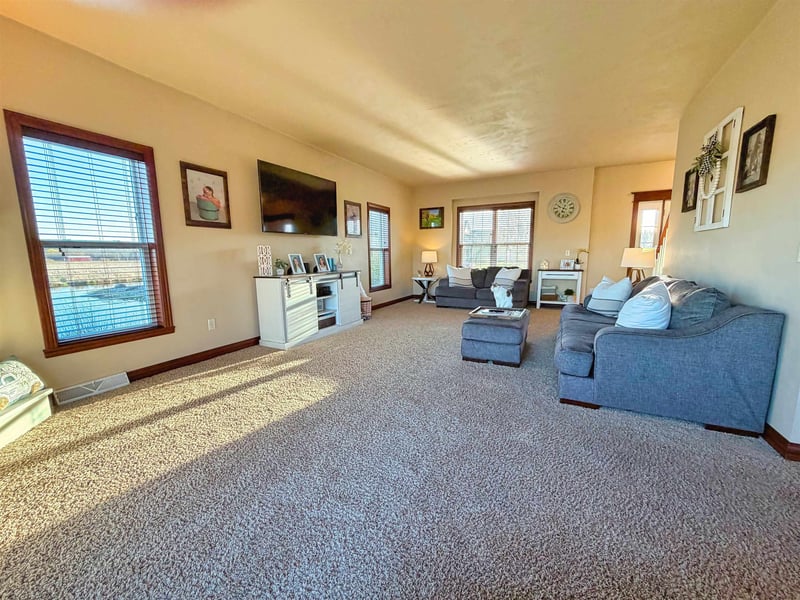 1213 Nature Trail Dr, Neenah, WI 54956-1676