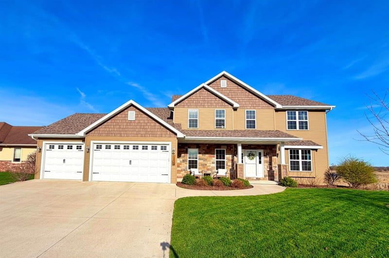 1213 Nature Trail Dr, Neenah, WI 54956-1676