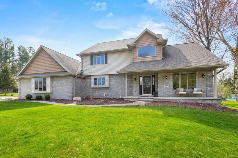 377 Riverwood Ln, Green Bay, WI 54313