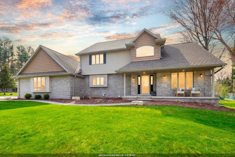 377 Riverwood Ln, Green Bay, WI 54313
