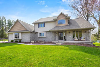 377 Riverwood Ln, Green Bay, WI 54313