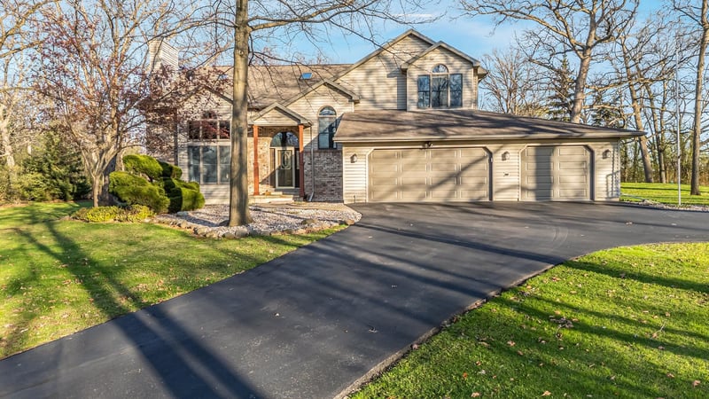 1840 Crown Dr, Oshkosh, WI 54904