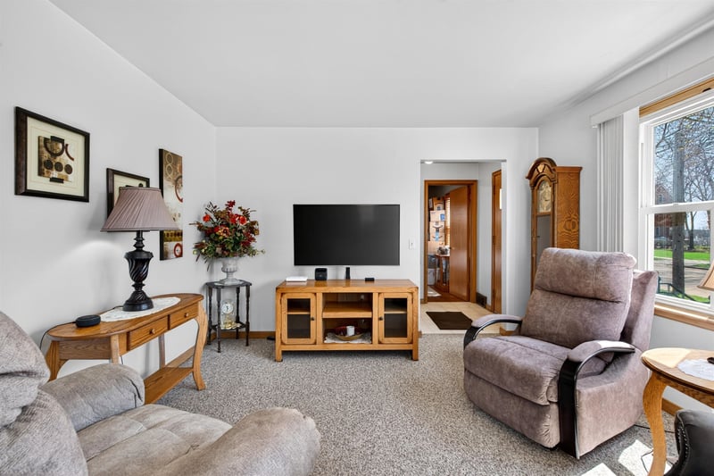 704 Wisconsin Ave, Kaukauna, WI 54130-1936