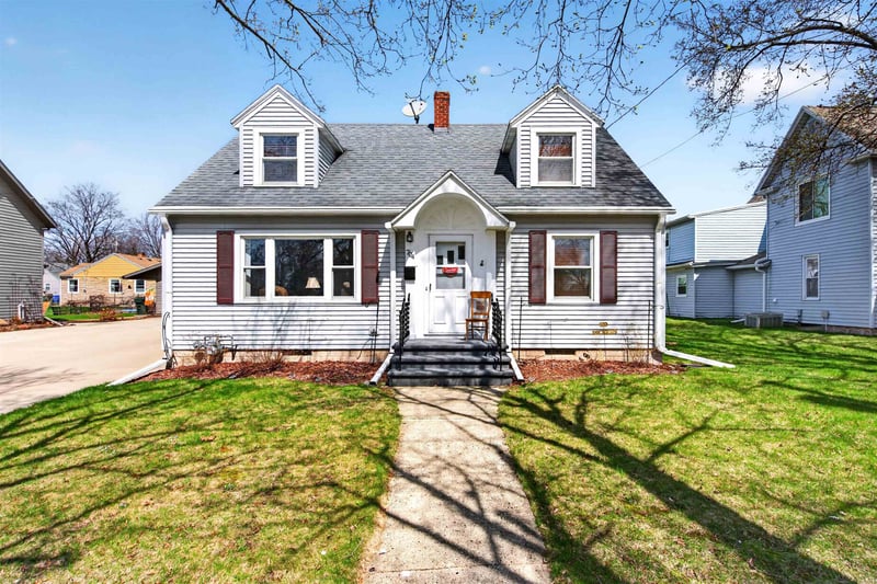 704 Wisconsin Ave, Kaukauna, WI 54130-1936