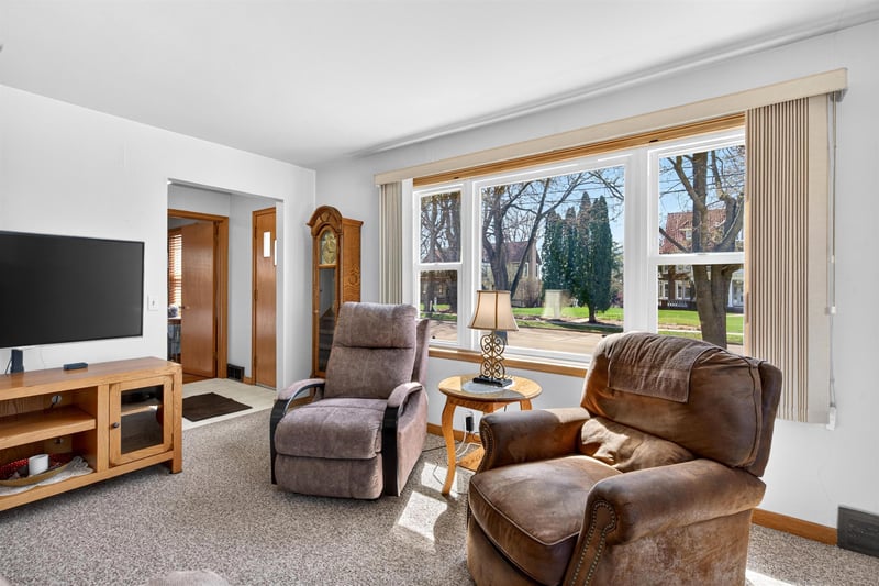 704 Wisconsin Ave, Kaukauna, WI 54130-1936
