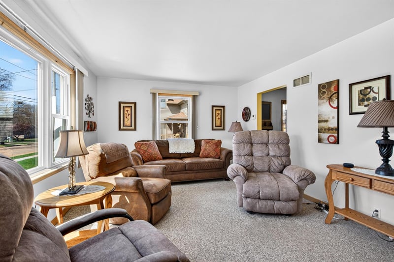 704 Wisconsin Ave, Kaukauna, WI 54130-1936