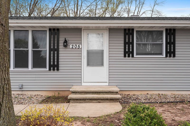 205 Fairway St, Combined Locks, WI 54113