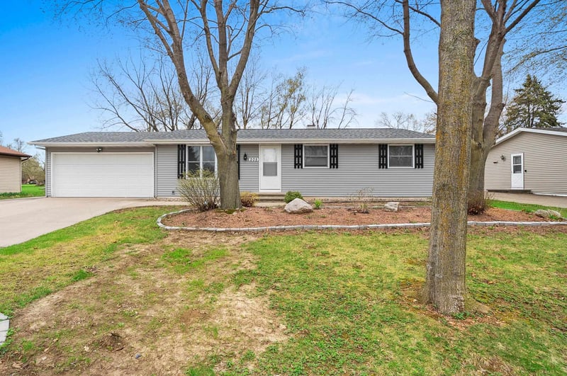 205 Fairway St, Combined Locks, WI 54113