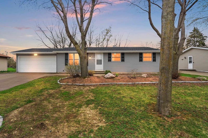 205 Fairway St, Combined Locks, WI 54113