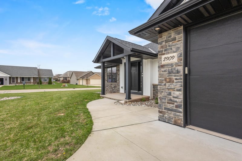 2909 Grand Cypress Ln, Green Bay, WI 54311-6146