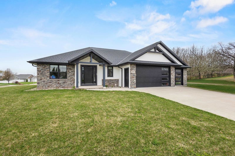 2909 Grand Cypress Ln, Green Bay, WI 54311-6146