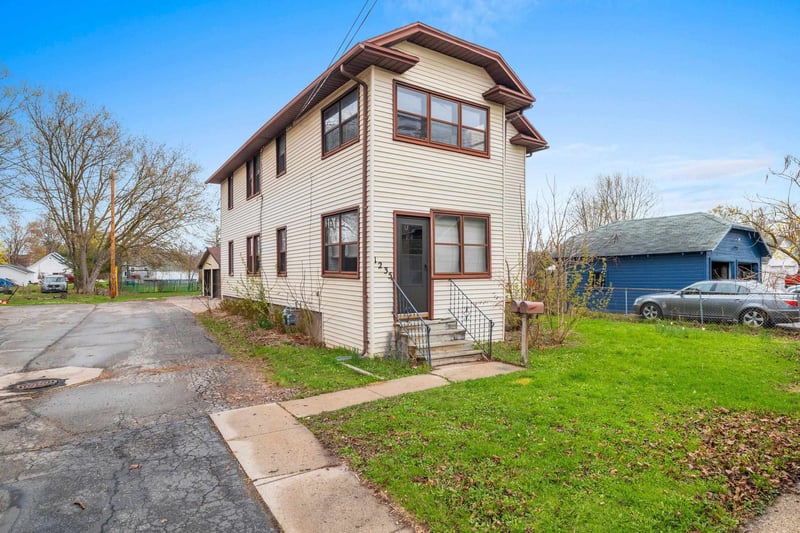 1235 Chicago St, Green Bay, WI 54301-3835