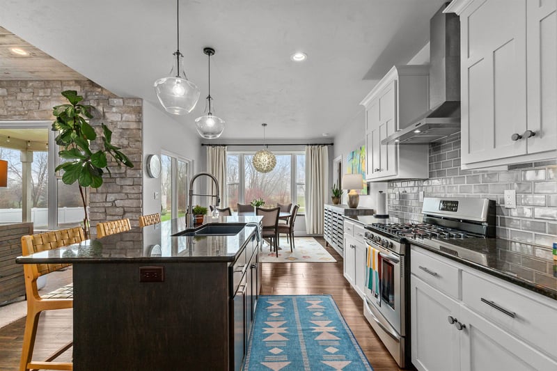 W6681 Charleen Ln, Greenville, WI 54942-8126