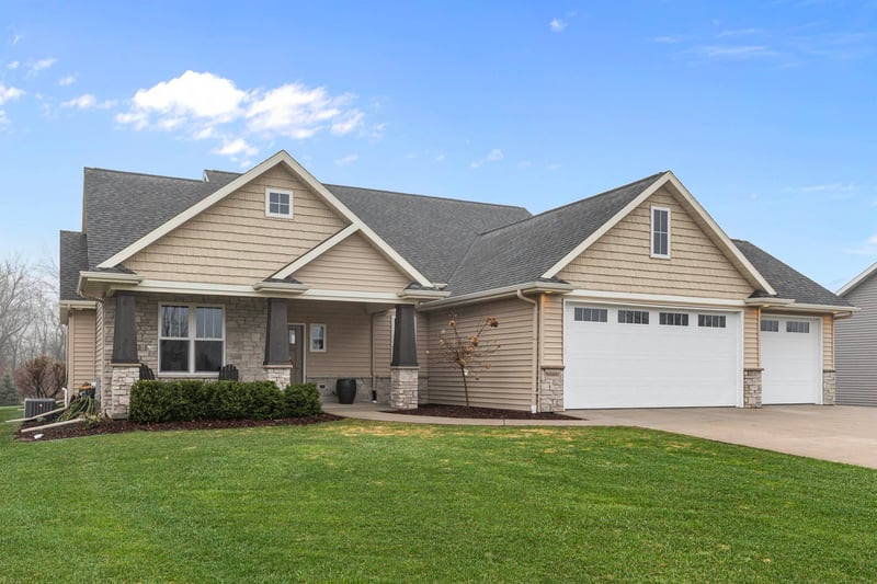 W6681 Charleen Ln, Greenville, WI 54942-8126
