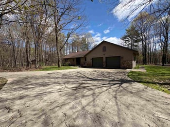 W9221 Amber Ln, Clintonville, WI 54929