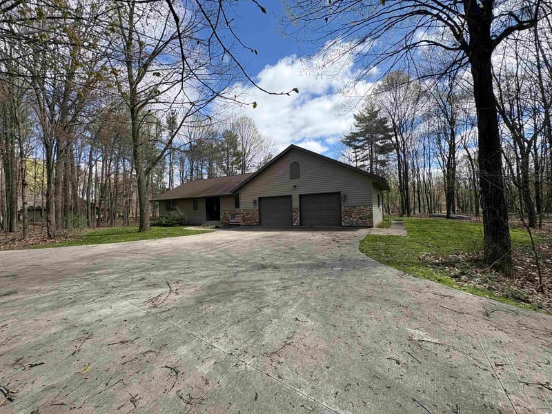 W9221 Amber Ln, Clintonville, WI 54929