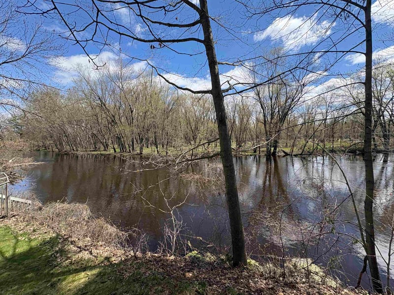 W9221 Amber Ln, Clintonville, WI 54929