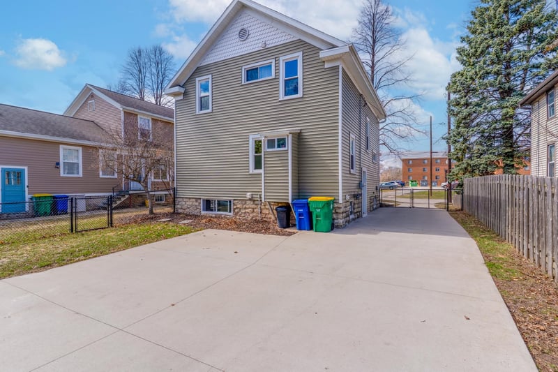 419 Clay St, Green Bay, WI 54301-3806