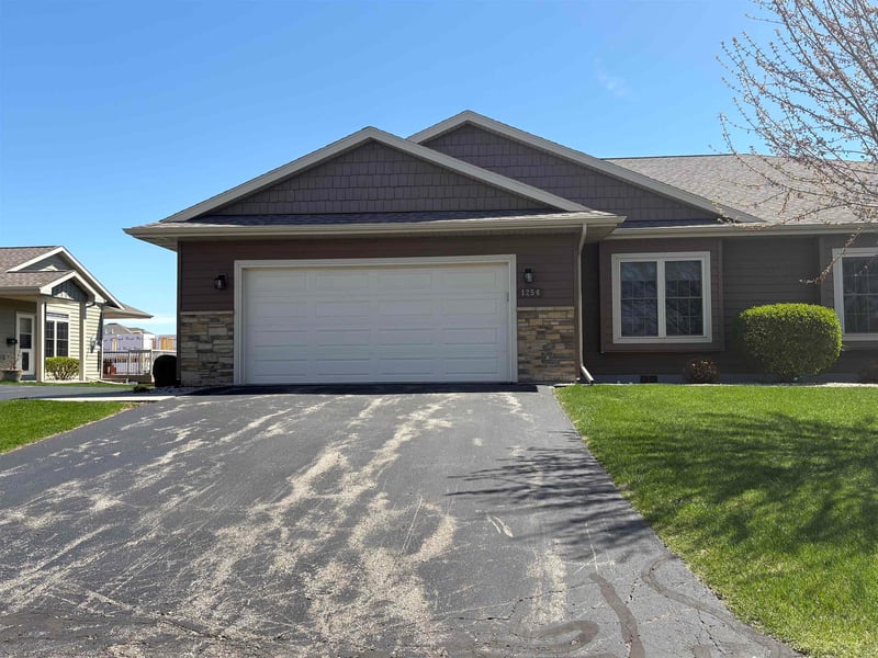 1256 Cameron Cir, Neenah, WI 54956
