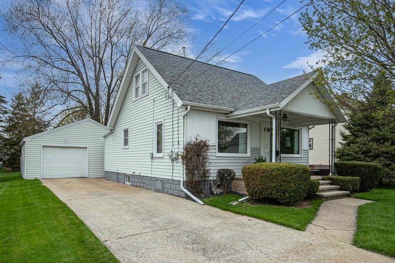 216 Williams St, Combined Locks, WI 54113
