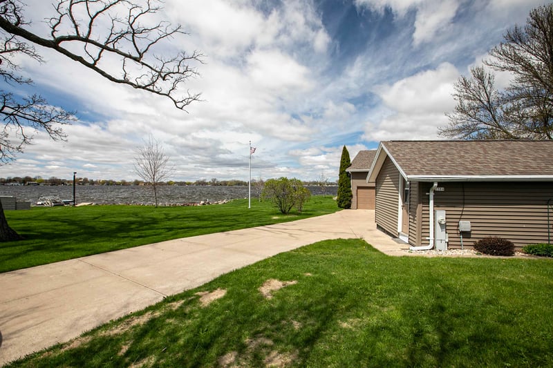 2384 Hickory Ln, Oshkosh, WI 54901-2520