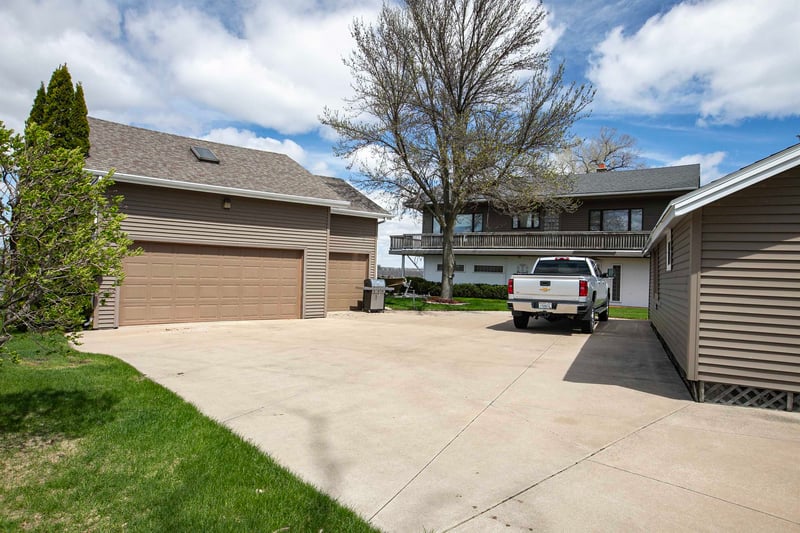2384 Hickory Ln, Oshkosh, WI 54901-2520