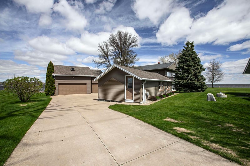 2384 Hickory Ln, Oshkosh, WI 54901-2520