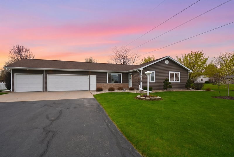 W5997 Garnet Dr, Appleton, WI 54915