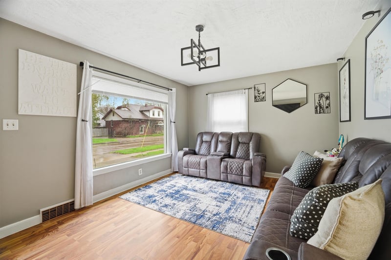 1513 Superior St, Appleton, WI 54911