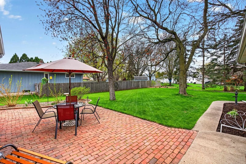 1296 Lakeview Ln, Menasha, WI 54952