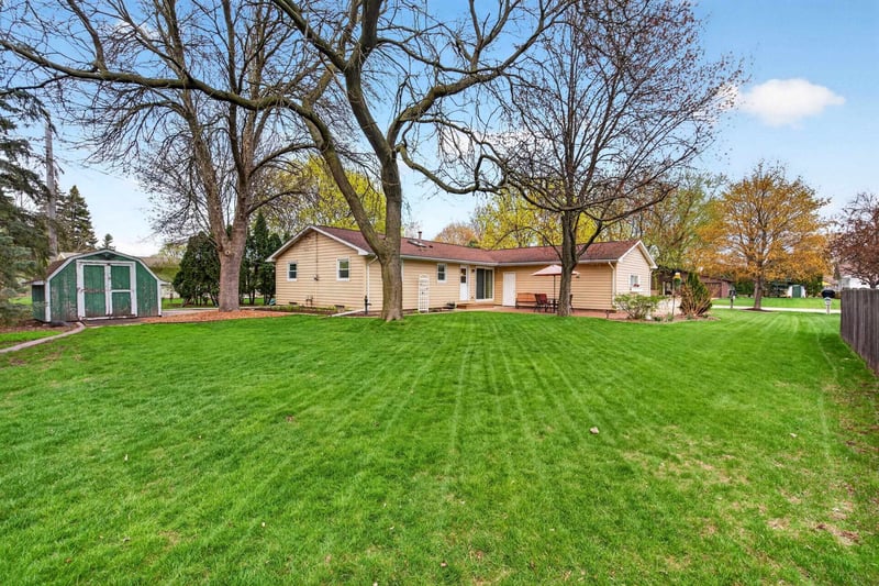 1296 Lakeview Ln, Menasha, WI 54952