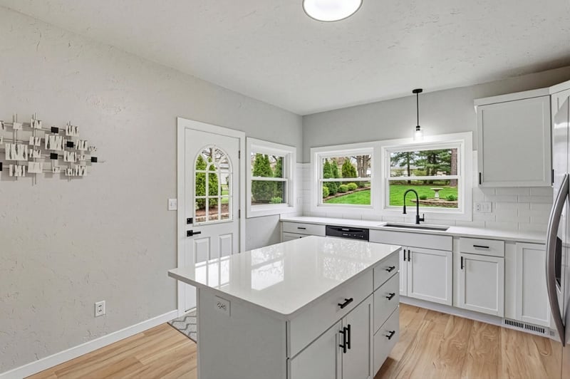 1602 Division St, New London, WI 54961